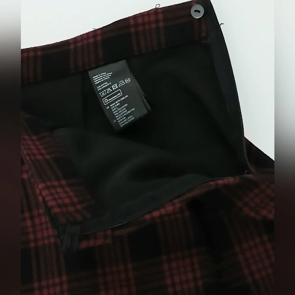 H&M Women's Plaid Mini Skirt Womens Size 6 Black & Red Y2K Dark Academia Pleated